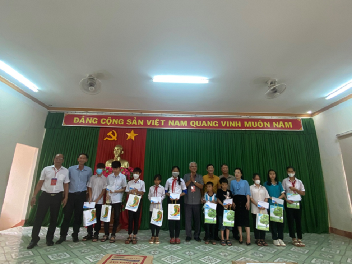 Câu lạc bộ doanh nghiệp Việt Nam – Campuchia đến thăm và tặng quà cho học sinh ở huyện Ea H’Leo
